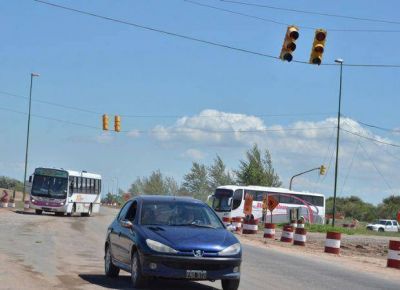 Por falta de sem�foros, el cruce de las rutas 146 y 147 es un caos