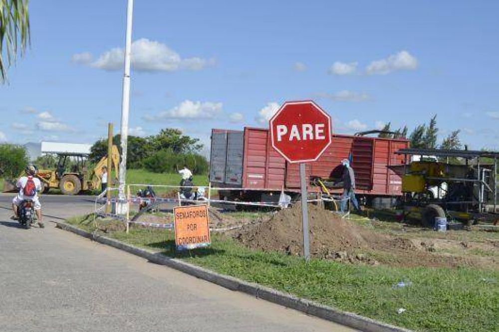 La Municipalidad instala modernos sem�foros en el cruce de Ruta 12 y Centenario