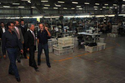 Poggi visit� Herzo; la textil trabaja en una reconversi�n para aumentar su producci�n