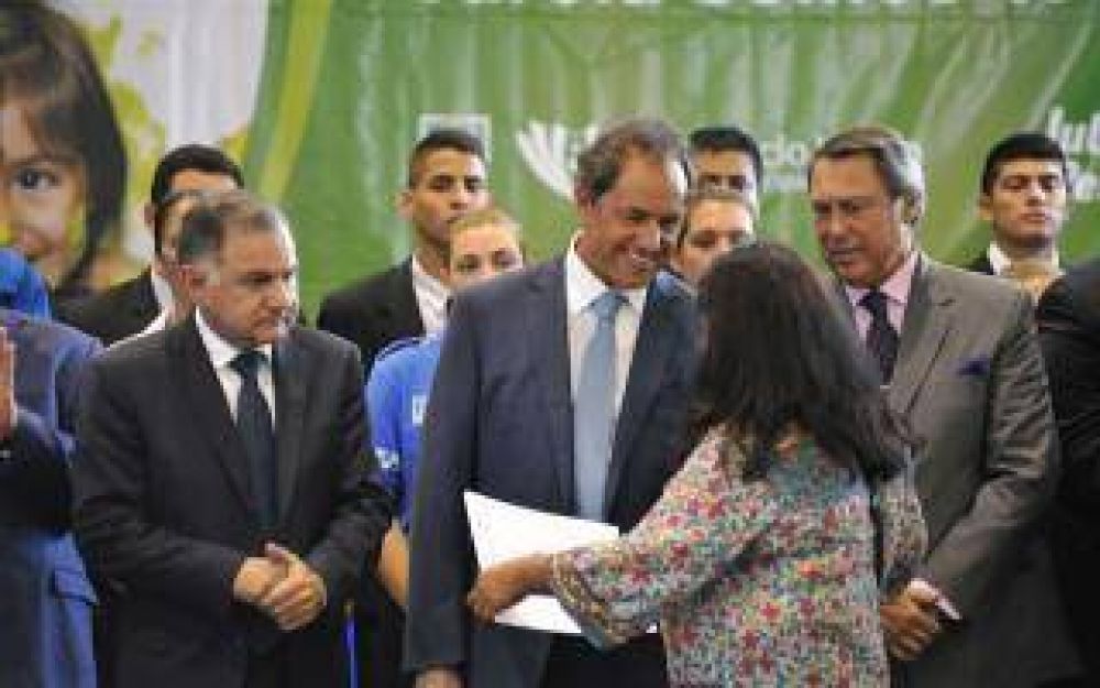 Scioli inaugur� obras y entreg� escrituras en Florencio Varela