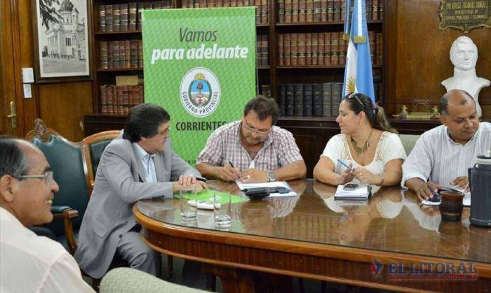 Docentes acordaron blanqueo de $950, aumento del plus y de la ayuda escolar