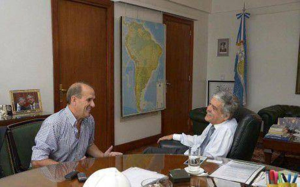 Zurro, intendente de Pehuaj�, se reuni� con De Vido y le obsequi� una camiseta de Defensores