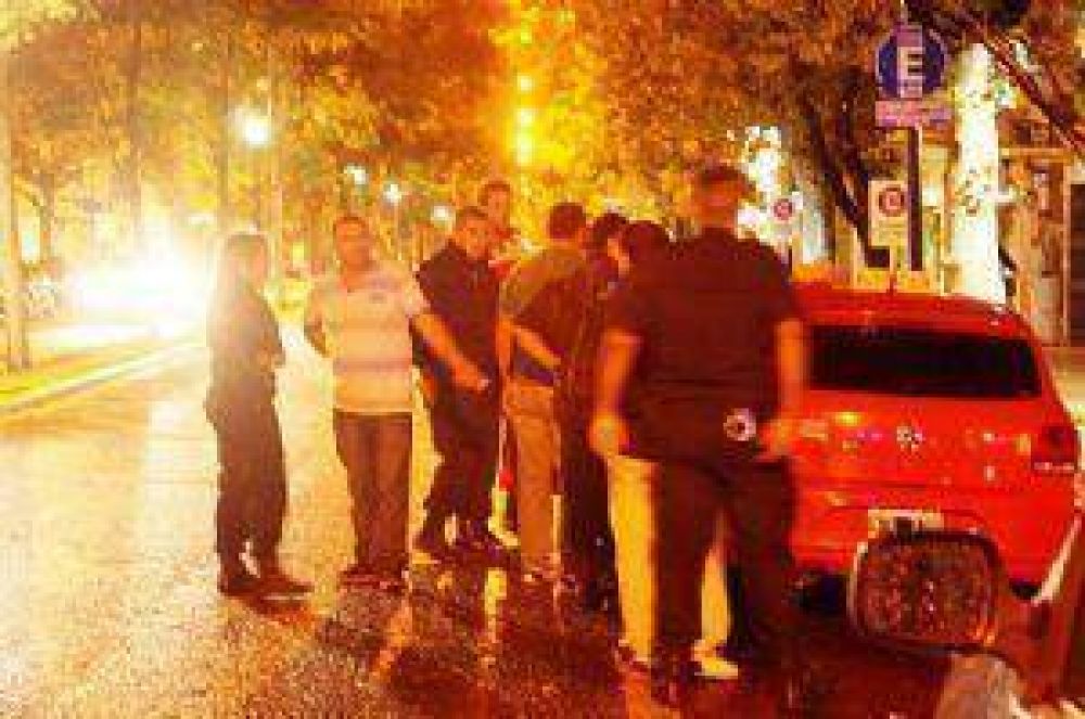 Por una infracci�n de tr�nsito le quisieron secuestrar el remis y se atrincher� en el auto