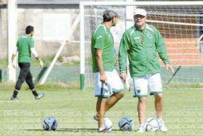 Sarmiento volvi� a entrenar y Sergio Lippi repetir�a la formaci�n para recibir a Aldosivi