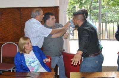 Patadas, pi�as, sillazos en el HCD: Camioneros en un d�a de furia atacaron a concejales y secretarios