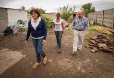 Inza visit� a una familia beneficiada, mediante gestiones del Municipio, por el Ministerio de Desarrollo Social