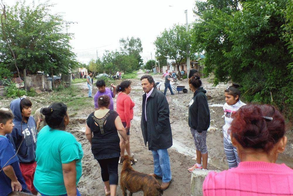 Gustavo S�enz estuvo en zona norte ayudando a los inundados