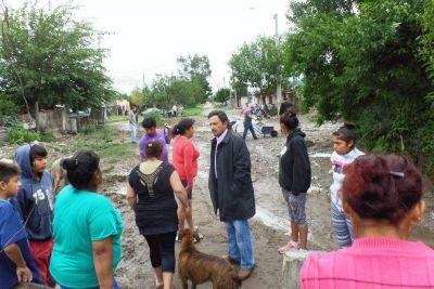 Gustavo S�enz estuvo en zona norte ayudando a los inundados
