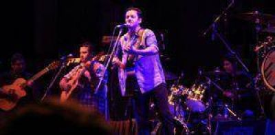 La noche del rock super� el fr�o y la feria estuvo repleta de m�sica