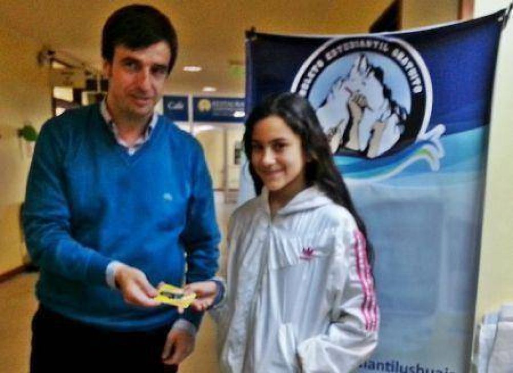 El Municipio entreg� las primeras tarjetas magn�ticas a estudiantes 