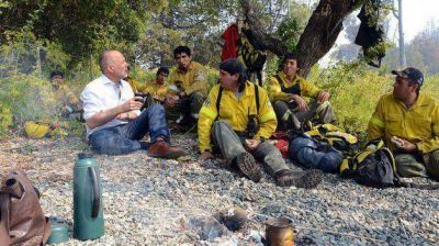 Buzzi dispuso asistencia a los productores y resalt� el trabajo de los brigadistas para mitigar el incendio en Cholila