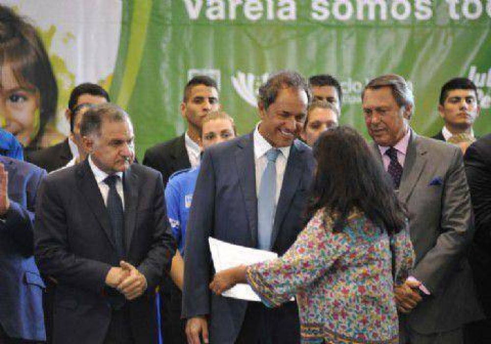 Scioli inaugur� cancha de hockey y dio inicio al ciclo lectivo de Polic�a Local en Varela 