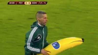 A Gervinho le tiraron una banana y respondi� con un gol