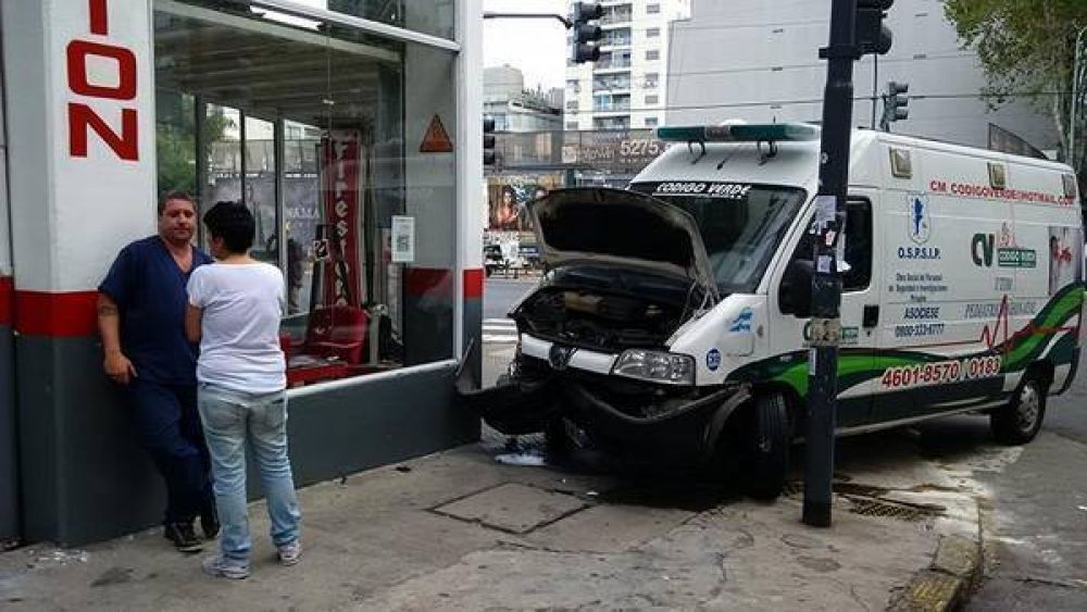 Choc� una ambulancia que llevaba a un beb� en una incubadora