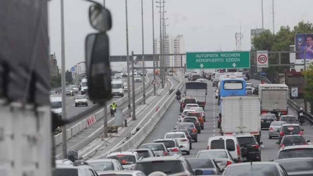 Demoras en la autopista 25 de Mayo por las obras del Metrobus
