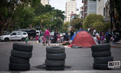 Con promesas de �m�s trabajo�, se levant� el acampe frente al Municipio
