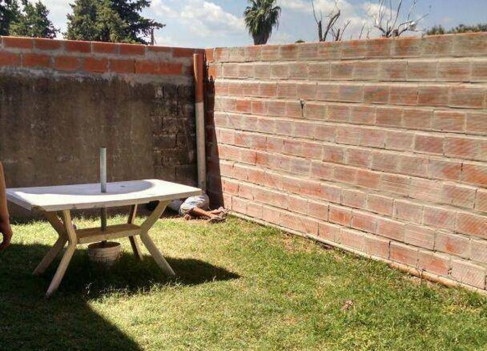 Hallan muerto a un joven en el patio de una casa