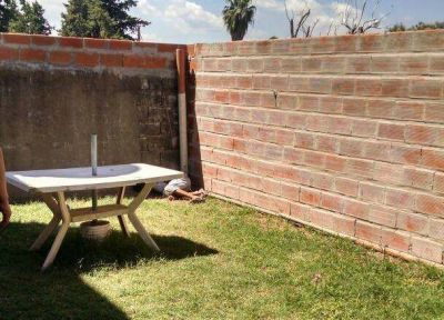 Hallan muerto a un joven en el patio de una casa