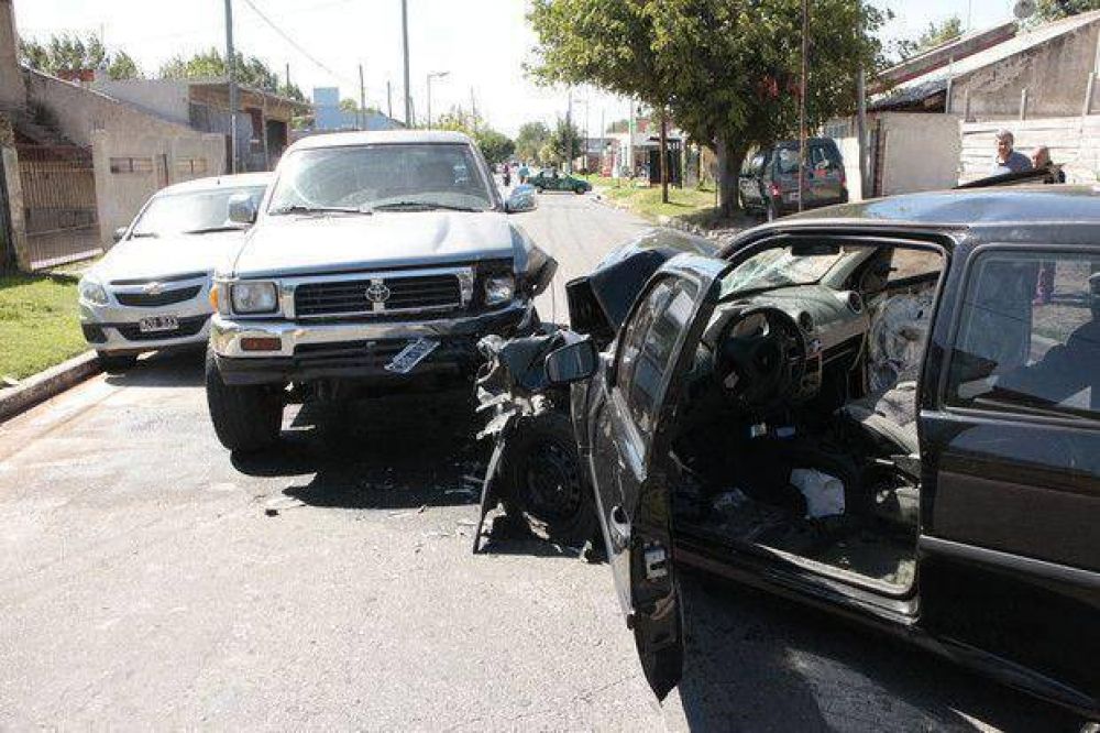 Tres heridos por otro fuerte choque en las calles de City Bell
