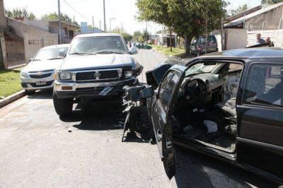 Tres heridos por otro fuerte choque en las calles de City Bell