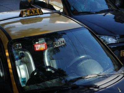 Dos delincuentes se hicieron pasar por pasajeros y asaltaron a un taxista en la zona sur de Rosario
