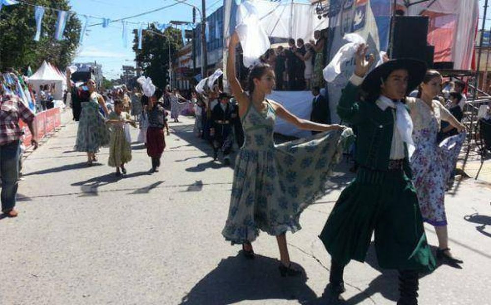 Con un desfile tradicionalista contina la celebracin del Aniversario del Tratado del Pilar