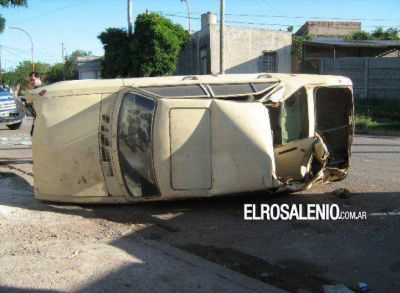 Un camionero bahiense protagoniz� un espectacular accidente en Punta Alta