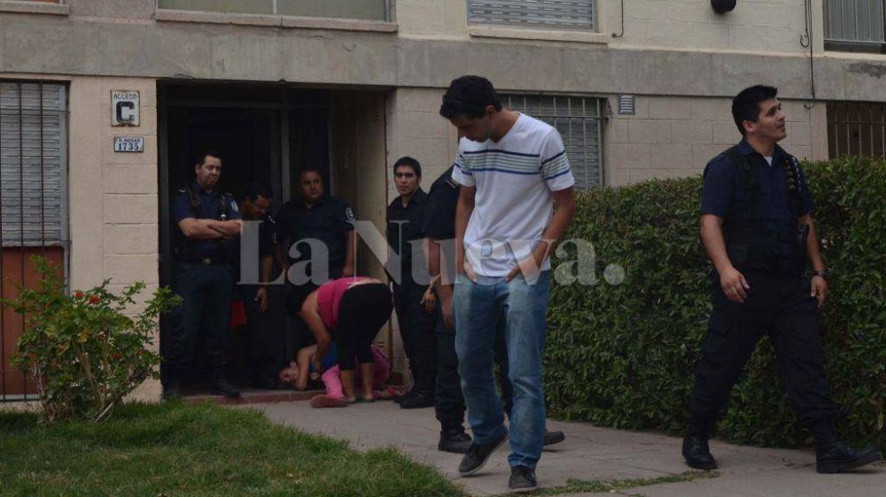 Dicen que mat� de un disparo a una persona que habr�a intentado agredir a su mujer