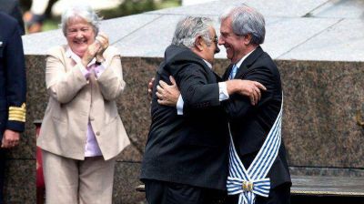 Tabar� V�zquez recibi� la banda presidencial ante una multitud en Uruguay