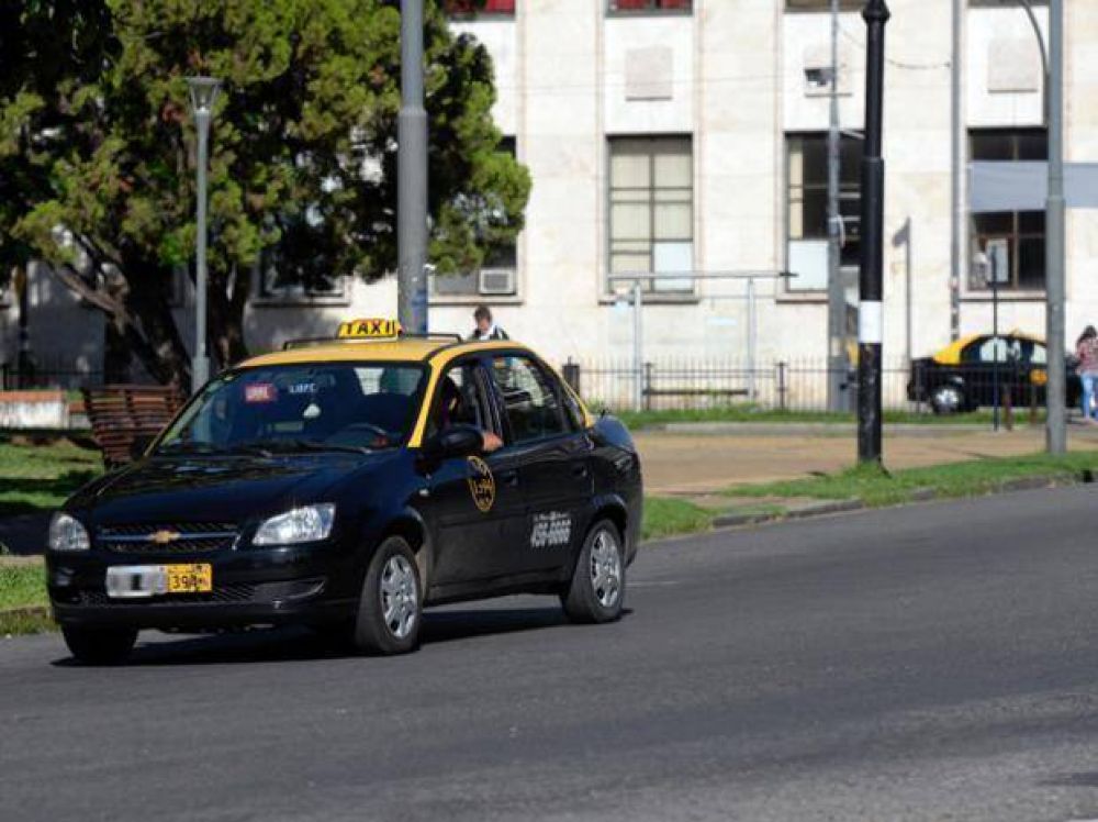Rob� a un taxista, lo fueron a detener y el ladr�n estaba escondido debajo de la cama