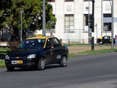 Rob� a un taxista, lo fueron a detener y el ladr�n estaba escondido debajo de la cama
