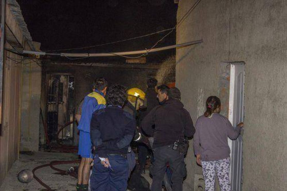 Incendio destruy� una precaria vivienda en zona de chacras