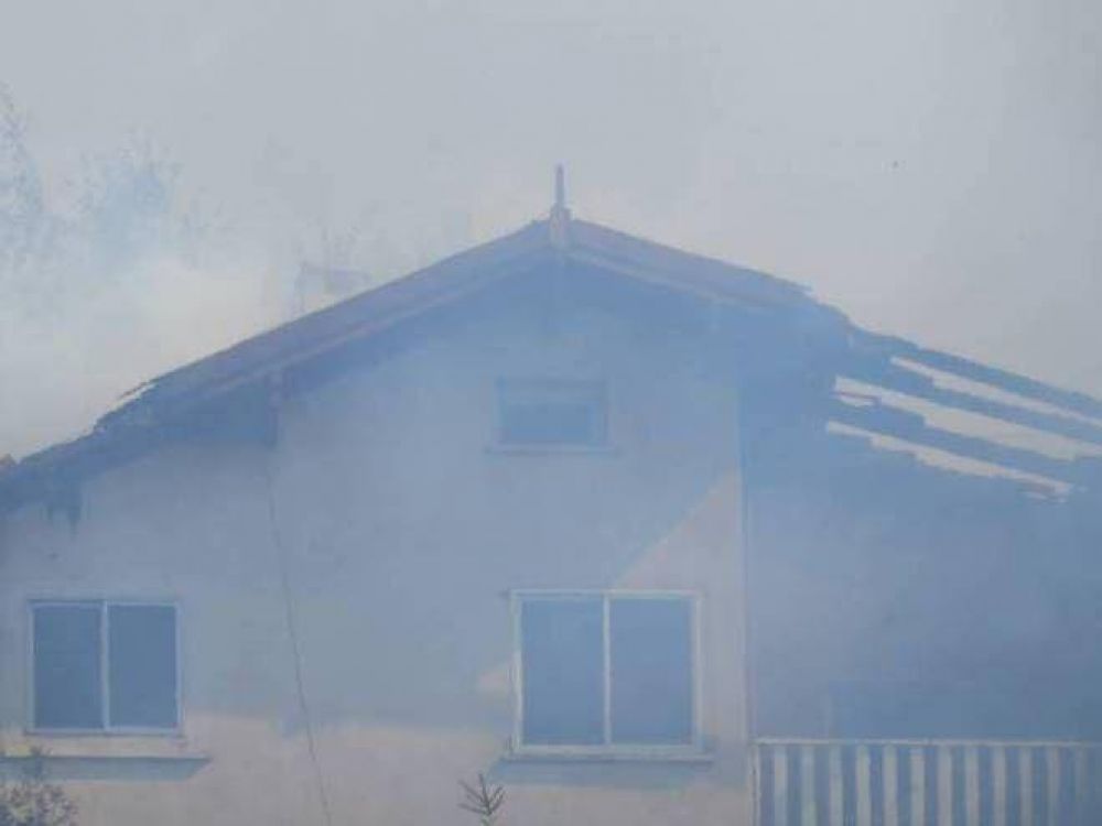 El fuego afect� al menos a una decena de viviendas