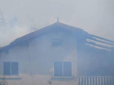 El fuego afect� al menos a una decena de viviendas