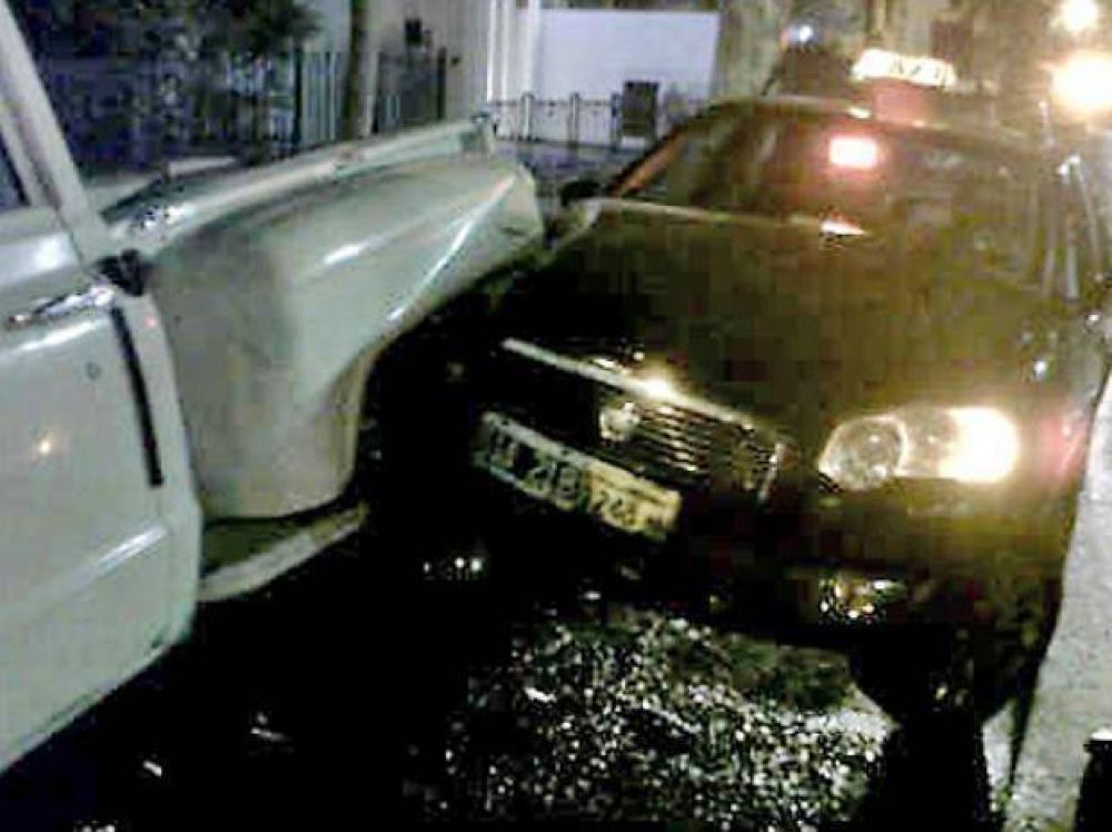 Un taxista alcoholizado choc� una camioneta estacionada en Oro�o al 1000