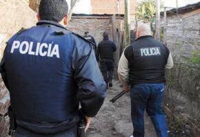 Polic�a detuvo a tres personas en dos allanamientos