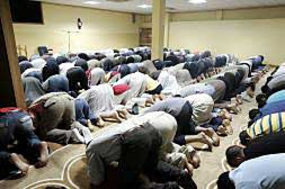 Sancionan a islámicos por estar rezando en horario de trabajo