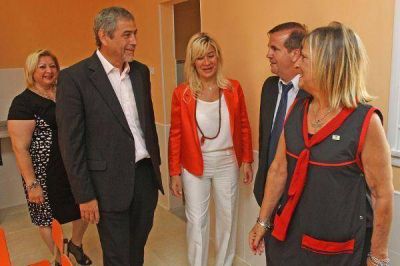 Ferraresi y Nora De Luc�a inauguraron el Jard�n Maternal Municipal N� 3
