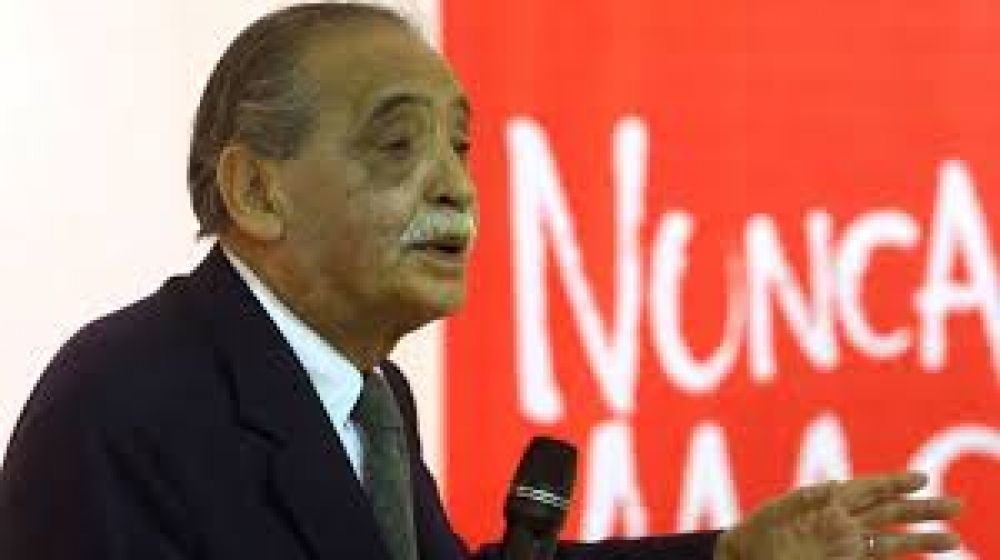 El homenaje de la Juventud Radical de la Sexta al fiscal Strassera