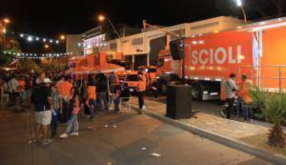 Con aires de campa�a, la Ola Naranja del sciolismo cop� la parada provincial