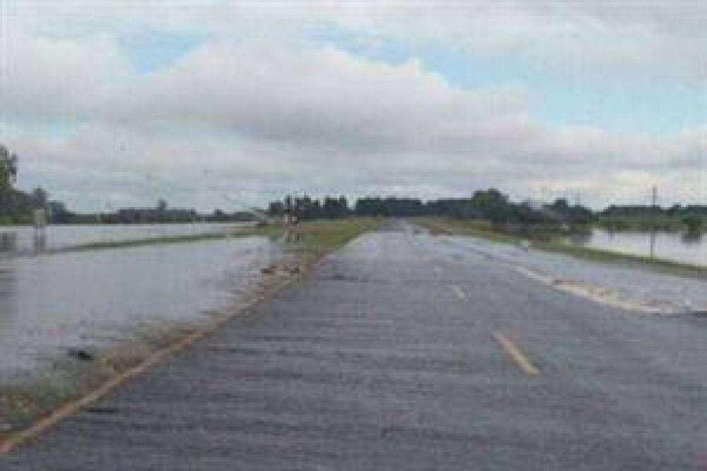 Tras las intensas lluvias, la autopista que une Santa Fe y Rosario est� interrumpida
