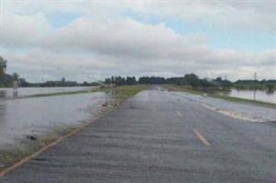 Tras las intensas lluvias, la autopista que une Santa Fe y Rosario est� interrumpida