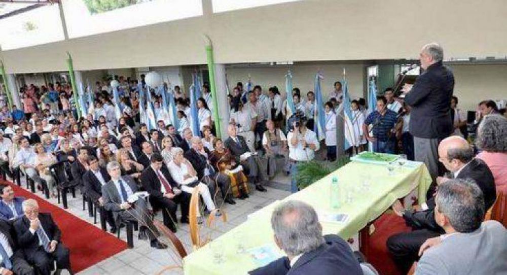 El Gobernador firm� convenio de obra y entreg� subsidios