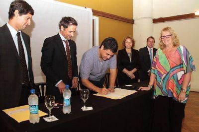 Entregaron escrituras de manera gratuita a familias de Vicente L�pez