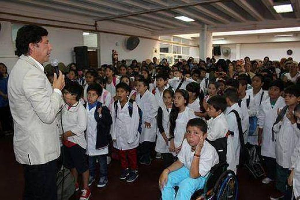 Gustavo Posse en el inicio del ciclo lectivo de la Escuela Municipal Malvinas Argentinas