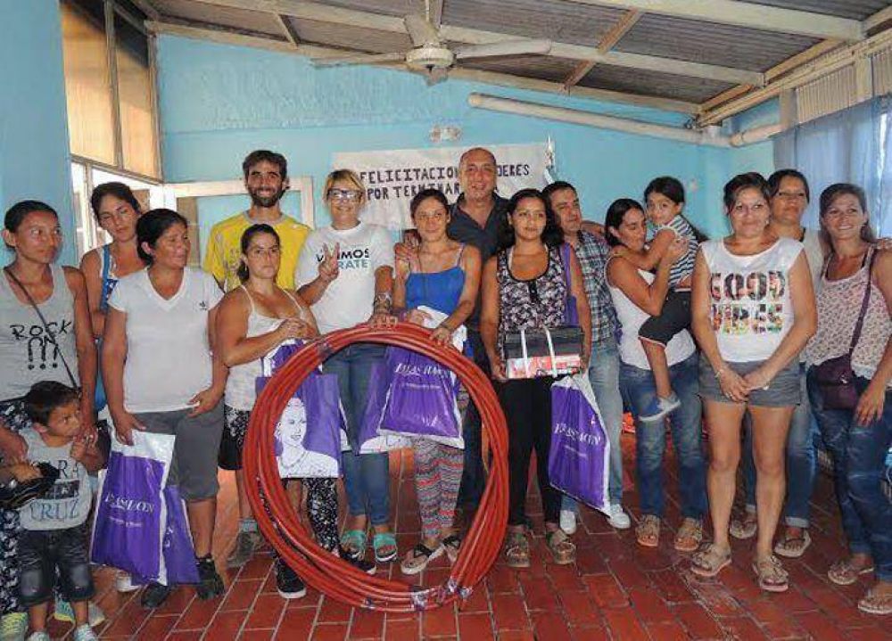 ENTREGAN KITS DE INSTALACI�N DE AGUA FR�A A FUTURAS PLOMERAS