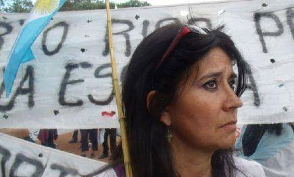 Docentes descontentos con el aumento salarial se manifiestan frente al Consejo de Educaci�n