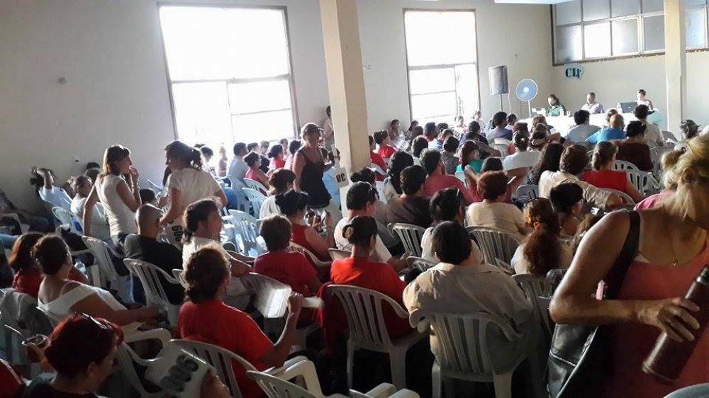 En una ajustada votaci�n, el congreso de Agmer resolvi� acatar la conciliaci�n obligatoria y suspender los paros 