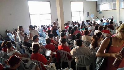 En una ajustada votaci�n, el congreso de Agmer resolvi� acatar la conciliaci�n obligatoria y suspender los paros 
