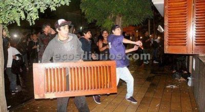 Necochea: marcha por justicia termin� con piedrazos y destrozos en la casa del intendente